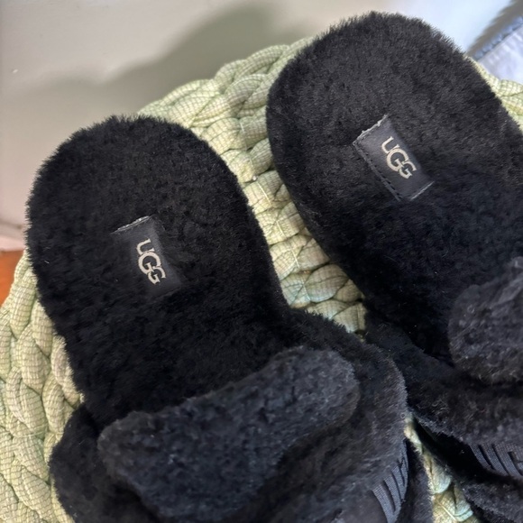 UGG Black Fuzzy Wool Closed Round Toe Logo Print Strap Slippers main image 5
